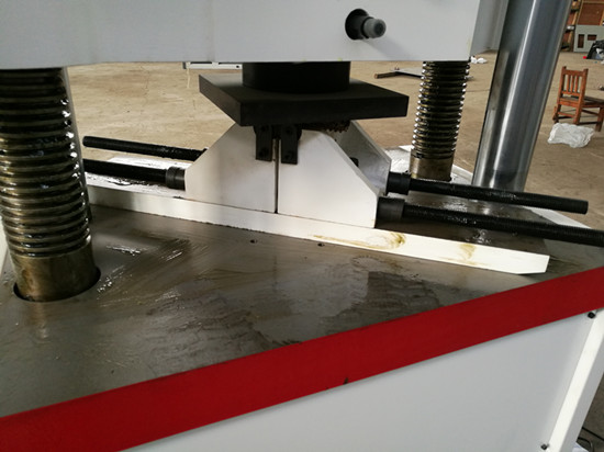 萬(wàn)能拉壓力試驗(yàn)機(jī)如何做三點(diǎn)彎曲實(shí)驗(yàn)?